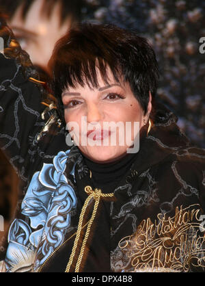 Dic 09, 2008 - New York, NY, STATI UNITI D'AMERICA - La cantante e attrice Liza Minnelli i pedali per potenza alla potenza Durcell Lodge. Il potere ha i pedali contribuirà alla illuminazione del 2009 segno per la Vigilia di Capodanno in Times Square. (Credito Immagine: © Nancy Kaszerman/ZUMA Press) Foto Stock