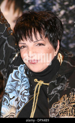 Dic 09, 2008 - New York, NY, STATI UNITI D'AMERICA - La cantante e attrice Liza Minnelli i pedali per potenza alla potenza Durcell Lodge. Il potere ha i pedali contribuirà alla illuminazione del 2009 segno per la Vigilia di Capodanno in Times Square. (Credito Immagine: © Nancy Kaszerman/ZUMA Press) Foto Stock