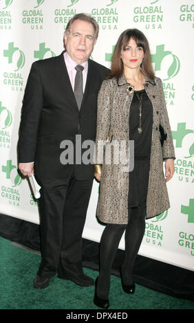 Dic 10, 2008 - New York, NY, STATI UNITI D'AMERICA - Attore Brian Cox e sua moglie NICOLE ANSARI-COX presso la nona edizione del Global Green Design Sostenibile Awards tenutosi presso il Molo 60 in Moli Chelsea. (Credito Immagine: © Nancy Kaszerman/ZUMA Press) Foto Stock