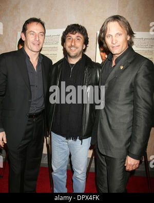 Dic 11, 2008 - New York, NY, STATI UNITI D'AMERICA - Attore JASON ISAACS, direttore VICENTE AMORIM e attore Viggo Mortensen al New York premiere di "buoni" tenutasi presso il museo del patrimonio ebraico. (Credito Immagine: © Nancy Kaszerman/ZUMA Press) Foto Stock