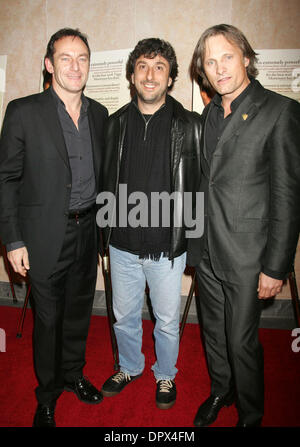 Dic 11, 2008 - New York, NY, STATI UNITI D'AMERICA - Attore JASON ISAACS, direttore VICENTE AMORIM e Viggo Mortensen al New York premiere di "buoni" tenutasi presso il museo del patrimonio ebraico. (Credito Immagine: © Nancy Kaszerman/ZUMA Press) Foto Stock