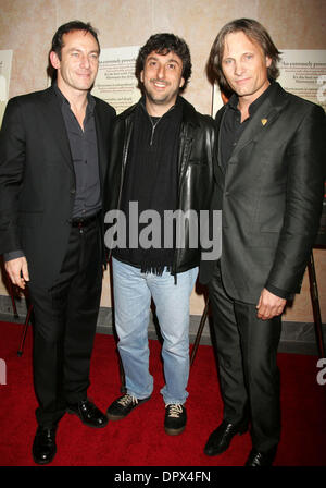 Dic 11, 2008 - New York, NY, STATI UNITI D'AMERICA - Attore JASON ISAACS, direttore VICENTE AMORIM e Viggo Mortensen al New York premiere di "buoni" tenutasi presso il museo del patrimonio ebraico. (Credito Immagine: © Nancy Kaszerman/ZUMA Press) Foto Stock