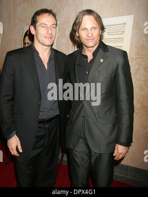 Dic 11, 2008 - New York, NY, STATI UNITI D'AMERICA - attori JASON ISAACS e attore Viggo Mortensen al New York premiere di "buoni" tenutasi presso il museo del patrimonio ebraico. (Credito Immagine: © Nancy Kaszerman/ZUMA Press) Foto Stock