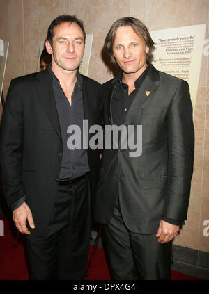 Dic 11, 2008 - New York, NY, STATI UNITI D'AMERICA - attori JASON ISAACS e attore Viggo Mortensen al New York premiere di "buoni" tenutasi presso il museo del patrimonio ebraico. (Credito Immagine: © Nancy Kaszerman/ZUMA Press) Foto Stock