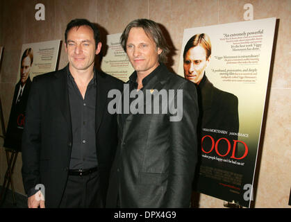 Dic 11, 2008 - New York, NY, STATI UNITI D'AMERICA - attori JASON ISAACS e Viggo Mortensen al New York premiere di "buoni" tenutasi presso il museo del patrimonio ebraico. (Credito Immagine: © Nancy Kaszerman/ZUMA Press) Foto Stock