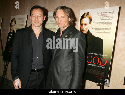 Dic 11, 2008 - New York, NY, STATI UNITI D'AMERICA - attori JASON ISAACS e Viggo Mortensen al New York premiere di "buoni" tenutasi presso il museo del patrimonio ebraico. (Credito Immagine: © Nancy Kaszerman/ZUMA Press) Foto Stock