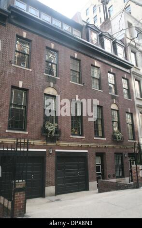 Apr 18, 2009 - New York New York, Stati Uniti d'America - Una vista della Madonna è di nuovo $40 million dollar Townhouse si trova sul lato est superiore a 152 East 81 Street. (Credito Immagine: Â© Nancy Kaszerman/ZUMA Press) Foto Stock