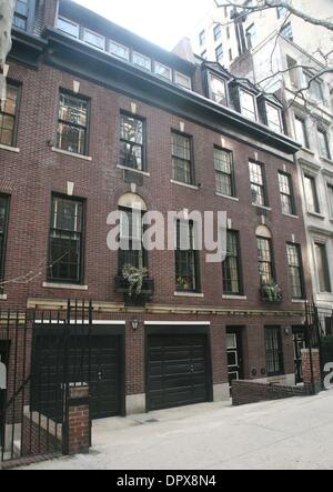 Apr 18, 2009 - New York New York, Stati Uniti d'America - Una vista della Madonna è di nuovo $40 million dollar Townhouse si trova sul lato est superiore a 152 East 81 Street. (Credito Immagine: Â© Nancy Kaszerman/ZUMA Press) Foto Stock