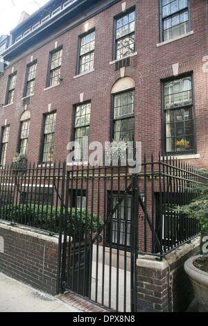 Apr 18, 2009 - New York New York, Stati Uniti d'America - Una vista della Madonna è di nuovo $40 million dollar Townhouse si trova sul lato est superiore a 152 East 81 Street. (Credito Immagine: Â© Nancy Kaszerman/ZUMA Press) Foto Stock