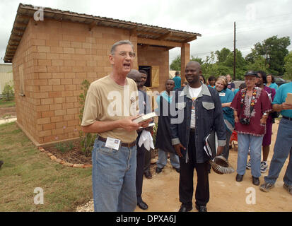 MILLARD FULLER (Jan 3, 1935 - Febbraio 3, 2009) un self-made imprenditore miliardario ha iniziato e corse Habitat for Humanity con sua moglie per quasi tre decenni ma ha perso il controllo della carità in un conflitto con il suo consiglio di amministrazione nel 2005. Dopo la separazione con Habitat ha iniziato una nuova organizzazione, il Fuller Centro per l'alloggiamento. Fuller ha ricevuto numerosi riconoscimenti, oltre 50 dottorato onorario gradi, Foto Stock