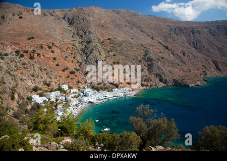Vista sul villaggio di Loutro sotto le montagne bianche, Sfakia, distretto di Chania, Creta, Grecia. Foto Stock