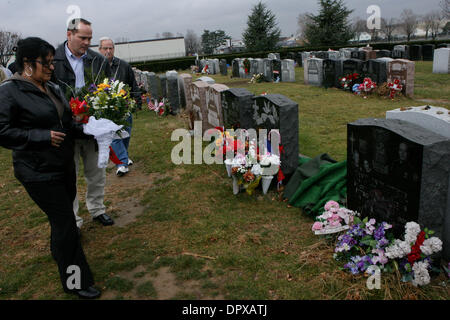 Dic 10, 2008 - Bronx, New York, Stati Uniti d'America - In 3rd. anno della morte del funzionario di polizia Daniel Enchautegui, la sorella YOLANDA ROSA, suo marito SERGIO Nazario e compagno di funzionari di polizia ha visitato la tomba a San Raymonds Cementary nel Bronx oggi. (Credito Immagine: © Mariela Lombard/ZUMA Premere) Restrizioni: * New York City quotidiani diritti * Foto Stock