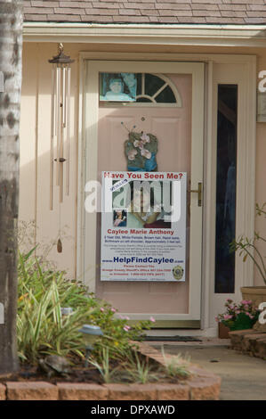 Dic 11, 2008 - Orlando, Florida, Stati Uniti d'America - Un bambino mancante poster appeso sulla porta a casa di George e Cindy Anthony dopo i resti di un piccolo bambino sono stati trovati in una vicina area boschiva. La Anthony's nipote di Marie Caylee Anthony è stato segnalato come mancante Luglio 15. Caylee della madre, Casey Anthony, è stato incriminato in ottobre su omicidio di primo grado e, aggravato omicidio involontario di un bambino Foto Stock