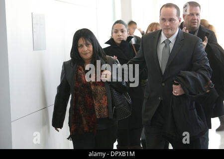 Dic 22, 2008 - Bronx, New York, Stati Uniti d'America - Enchautegui sorella di Yolanda rosa in arrivo con il marito SERGIO NAZARIO lasciando corte dopo il quarto giorno di deliberazioni della prova di Lillo Brancato Jr a Bronx corte suprema 22 Dic 2008. L'ex 'Sopranos' attore è stato cancellato di secondo grado in omicidio in riprese la morte di un off-dovere poliziotto durante un ubriaca, a tarda notte s Foto Stock