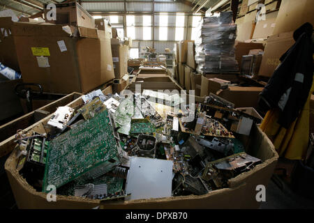 Jan 07, 2009 - Oakland, la California, Stati Uniti d'America - Rifiuti elettronici è elaborata a questo universale la gestione dei rifiuti, Inc. stabilimento di Oakland, CA. (Credito Immagine: © Martin Klimek/ZUMA Press) Foto Stock