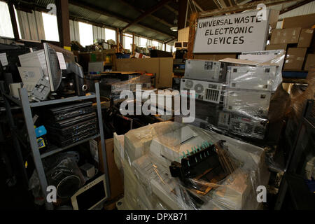 Jan 07, 2009 - Oakland, la California, Stati Uniti d'America - Rifiuti elettronici è elaborata a questo universale la gestione dei rifiuti, Inc. stabilimento di Oakland, CA. (Credito Immagine: © Martin Klimek/ZUMA Press) Foto Stock