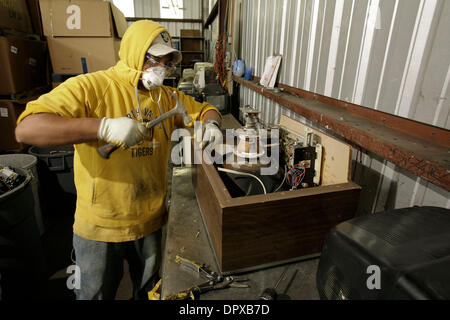 Jan 07, 2009 - Oakland, la California, Stati Uniti d'America - Cesar Garcia smantella CRT televisori e monitor a questa universale la gestione dei rifiuti, Inc. stabilimento di Oakland, CA. (Credito Immagine: © Martin Klimek/ZUMA Press) Foto Stock