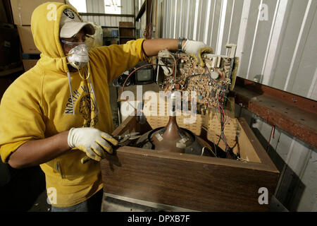 Jan 07, 2009 - Oakland, la California, Stati Uniti d'America - Cesar Garcia smantella CRT televisori e monitor a questa universale la gestione dei rifiuti, Inc. stabilimento di Oakland, CA. (Credito Immagine: © Martin Klimek/ZUMA Press) Foto Stock