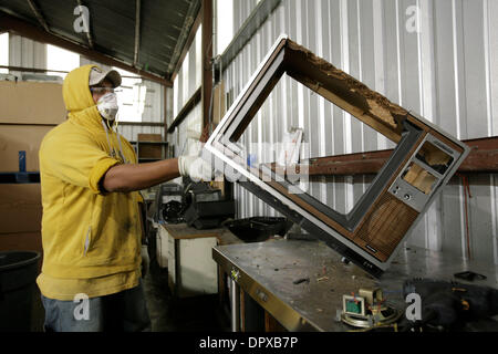 Jan 07, 2009 - Oakland, la California, Stati Uniti d'America - Cesar Garcia smantella CRT televisori e monitor a questa universale la gestione dei rifiuti, Inc. stabilimento di Oakland, CA. (Credito Immagine: © Martin Klimek/ZUMA Press) Foto Stock