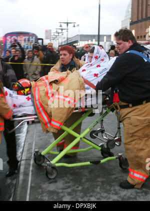 Jan 15, 2009 - New York, NY, STATI UNITI D'AMERICA - un crash vittima dalla US Airways Airbus A320 numero di volo 1549 che si è schiantato nel Fiume Hudson nella città di New York poco dopo il decollo da New York LaGuardia Airport mentre in rotta di Charlotte, North Carolina è gommato per un ambulanza sul lato Ovest autostrada a 39th Street. Un US Airways piano di passeggeri che trasportano 155 persone si è schiantato int Foto Stock