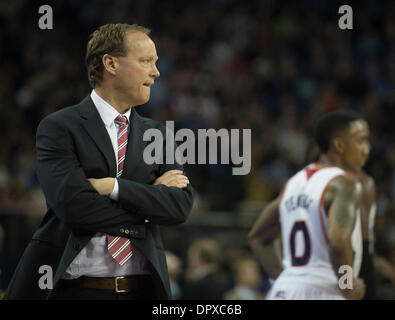 Londra, Regno Unito. 16 gennaio, 2014. Atlanta Hawks' Mike Budenholzer [Head Coach] passeggiate la linea laterale durante la NBA stagione regolare il gioco tra il Atlanta Hawks e le reti di Brooklyn dall'Arena O2. Credito: Azione Sport Plus/Alamy Live News Foto Stock