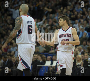 Londra, Regno Unito. 16 gennaio, 2014. Atlanta Hawks' Guard Kyle Korver [26] celebra con i falchi' Pero Antic [6] come egli sostiene la sua 3 punteggi record durante l'NBA stagione regolare il gioco tra il Atlanta Hawks e le reti di Brooklyn dall'Arena O2. Credito: Azione Sport Plus/Alamy Live News Foto Stock