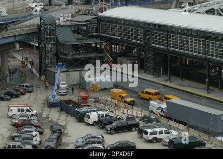 Apr 01, 2009 - Bronx, New York, Stati Uniti d'America - servizio del treno a MTA Metro-North ferrovia della nuovissima stazione Yankees in Oriente 153rd. San nel Bronx è in costruzione. (Credito Immagine: © Mariela Lombard/ZUMA Premere) Restrizioni: * New York City quotidiani diritti * Foto Stock