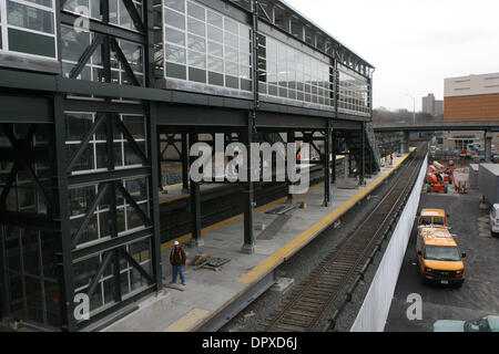 Apr 01, 2009 - Bronx, New York, Stati Uniti d'America - servizio del treno a MTA Metro-North ferrovia della nuovissima stazione Yankees in Oriente 153rd. San nel Bronx è in costruzione. (Credito Immagine: © Mariela Lombard/ZUMA Premere) Restrizioni: * New York City quotidiani diritti * Foto Stock