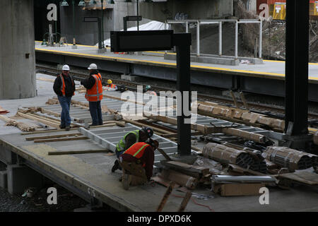 Apr 01, 2009 - Bronx, New York, Stati Uniti d'America - servizio del treno a MTA Metro-North ferrovia della nuovissima stazione Yankees in Oriente 153rd. San nel Bronx è in costruzione. (Credito Immagine: © Mariela Lombard/ZUMA Premere) Restrizioni: * New York City quotidiani diritti * Foto Stock