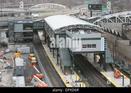 Apr 01, 2009 - Bronx, New York, Stati Uniti d'America - servizio del treno a MTA Metro-North ferrovia della nuovissima stazione Yankees in Oriente 153rd. San nel Bronx è in costruzione. (Credito Immagine: © Mariela Lombard/ZUMA Premere) Restrizioni: * New York City quotidiani diritti * Foto Stock