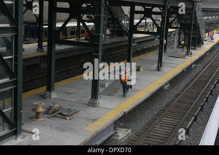 Apr 01, 2009 - Bronx, New York, Stati Uniti d'America - servizio del treno a MTA Metro-North ferrovia della nuovissima stazione Yankees in Oriente 153rd. San nel Bronx è in costruzione. (Credito Immagine: © Mariela Lombard/ZUMA Premere) Restrizioni: * New York City quotidiani diritti * Foto Stock
