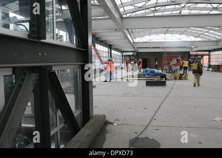 Apr 01, 2009 - Bronx, New York, Stati Uniti d'America - servizio del treno a MTA Metro-North ferrovia della nuovissima stazione Yankees in Oriente 153rd. San nel Bronx è in costruzione. (Credito Immagine: © Mariela Lombard/ZUMA Premere) Restrizioni: * New York City quotidiani diritti * Foto Stock