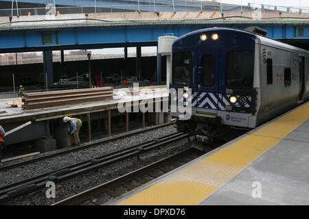Apr 01, 2009 - Bronx, New York, Stati Uniti d'America - servizio del treno a MTA Metro-North ferrovia della nuovissima stazione Yankees in Oriente 153rd. San nel Bronx è in costruzione. (Credito Immagine: © Mariela Lombard/ZUMA Premere) Restrizioni: * New York City quotidiani diritti * Foto Stock