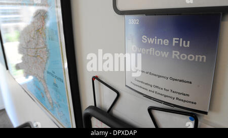 Apr 27, 2009 - Atlanta, Georgia, Stati Uniti d'America - i funzionari sanitari presso i centri per il controllo e la prevenzione delle malattie hanno istituito delle camere speciali per controllare l'epidemia di influenza suina dai loro Emergency Operations Center di Atlanta, Georgia. Oltre 226 influenza suina casi è stata confermata in trenta stati attraverso gli Stati Uniti come del 4 maggio 2009. I risultati sono più da test di laboratorio finalmente throu Foto Stock