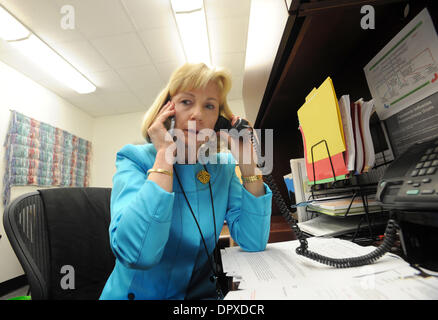 01 maggio 2009 - Atlanta, Georgia, Stati Uniti d'America - NANCY COX, direttore della divisione di influenza presso i centri per il controllo e la prevenzione delle malattie opere il suo più telefoni al suo ufficio di Atlanta, Georgia il venerdì. Oltre 226 influenza suina casi è stata confermata in trenta stati attraverso gli Stati Uniti. I risultati sono più da test di laboratorio finalmente è venuta attraverso quindi un aumento dei casi e la maggior parte Foto Stock