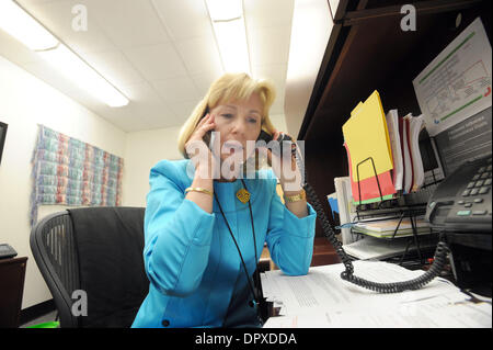 01 maggio 2009 - Atlanta, Georgia, Stati Uniti d'America - NANCY COX, direttore della divisione di influenza presso i centri per il controllo e la prevenzione delle malattie opere il suo più telefoni al suo ufficio di Atlanta, Georgia il venerdì. Oltre 226 influenza suina casi è stata confermata in trenta stati attraverso gli Stati Uniti. I risultati sono più da test di laboratorio finalmente è venuta attraverso quindi un aumento dei casi e la maggior parte Foto Stock