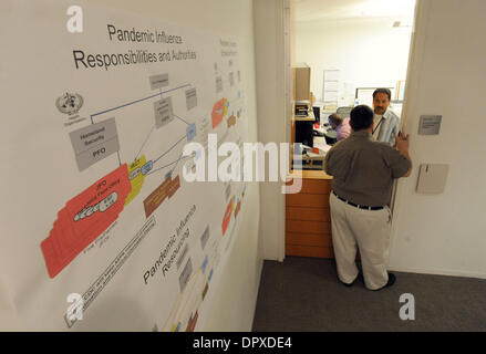 01 maggio 2009 - Atlanta, Georgia, Stati Uniti d'America - Persone Lavorare all interno del funzionamento di emergenza Centro durante l'epidemia di influenza suina reazione a dei centri per il controllo e la prevenzione delle malattie di Atlanta, Georgia. Oltre 226 influenza suina casi è stata confermata in trenta stati attraverso gli Stati Uniti. I risultati sono più da test di laboratorio finalmente è venuta attraverso quindi un aumento dei casi e la maggior parte dei casi h Foto Stock