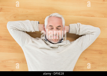 Vista aerea di un uomo che dorme sul pavimento in parquet Foto Stock