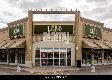 Toronto, Canada - 18 Ottobre 2013: Il al di fuori di un negozio LCBO in Canada Foto Stock