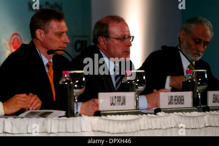 Apr 14, 2009 - New Delhi, India - Ingegnere di sistemi senior di SAAB, LARS HEINONEN, sinistra, insieme al Direttore di tattiche di Internet soluzione anticipata, JEAN-LOUIS DEBEURET, centro e Presidente Rolta Thales limitata e Presidente di sessione, il tenente generale BHANDARI PPS (pensionati), al 2° Seminario Internazionale su "Cambio di paradigma nella comunicazione al campo di battaglia di supporto di sistema di gestione". Foto Stock