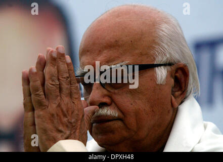 Apr 14, 2009 - New Delhi, India - leader dell opposizione Sabha (LS) e Bhartiya Janata Party (BJP) primo candidato ministeriale L.K ADVANI gesti durante un evento per contrassegnare il 118 anniversario della nascita di un indiano combattente per la libertà e il capo architetto della costituzione indiana del tardo Bhimrao Ramji Ambedker. (Credito Immagine: © M Lakshman/M. Lakshman/ZUMA Press) Foto Stock