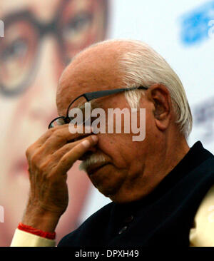 Apr 14, 2009 - New Delhi, India - leader dell opposizione Sabha (LS) e Bhartiya Janata Party (BJP) primo candidato ministeriale L.K ADVANI gesti durante un evento per contrassegnare il 118 anniversario della nascita di un indiano combattente per la libertà e il capo architetto della costituzione indiana del tardo Bhimrao Ramji Ambedker. (Credito Immagine: © M Lakshman/M. Lakshman/ZUMA Press) Foto Stock