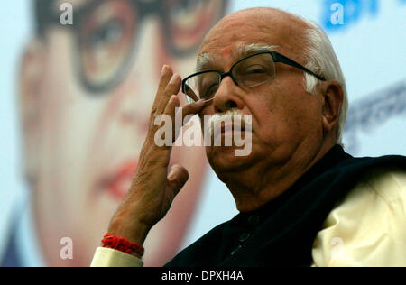 Apr 14, 2009 - New Delhi, India - leader dell opposizione Sabha (LS) e Bhartiya Janata Party (BJP) primo candidato ministeriale L.K ADVANI gesti durante un evento per contrassegnare il 118 anniversario della nascita di un indiano combattente per la libertà e il capo architetto della costituzione indiana del tardo Bhimrao Ramji Ambedker. (Credito Immagine: © M Lakshman/M. Lakshman/ZUMA Press) Foto Stock