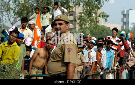 Maggio 05, 2009 - New Delhi NCR (regione della capitale nazionale), India - sostenitori per ascoltare il discorso di poiltical dirigente del partito Segretario Generale ed ex Primo ministro Rajiv Gandhi, figlio Rahul Gandhi, non in foto, durante una campagna elettorale. (Credito Immagine: © M Lakshman/M. Lakshman/ZUMA Press) Foto Stock