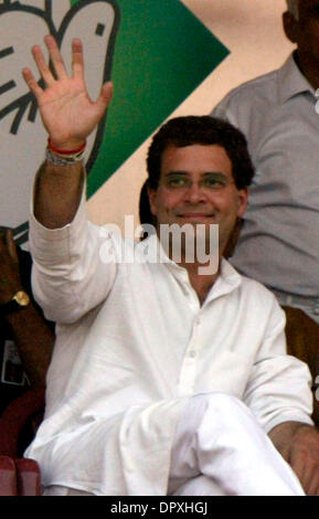 Maggio 05, 2009 - New Delhi NCR (regione della capitale nazionale), India - Sentenza del partito del Congresso del Segretario Generale ed ex Primo ministro Rajiv Gandhi, figlio Rahul GANDHI le onde a sostenitori, durante una campagna elettorale. (Credito Immagine: © M Lakshman/M. Lakshman/ZUMA Press) Foto Stock