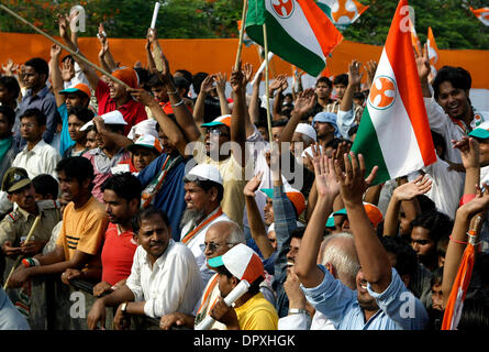 Maggio 05, 2009 - New Delhi NCR (regione della capitale nazionale), India - Onda di sostenitori del partito bandierine nella sentenza il partito del Congresso del Segretario Generale ed ex Primo ministro Rajiv Gandhi, figlio Rahul Gandhi, non in foto, durante una campagna elettorale. (Credito Immagine: © M Lakshman/M. Lakshman/ZUMA Press) Foto Stock