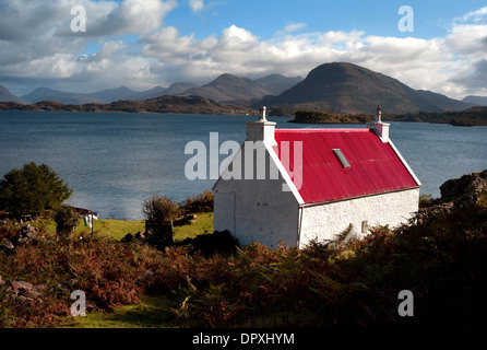 Dal tetto rosso house, Loch Shieldaig sulla penisola di Applecross,Highlands scozzesi Foto Stock