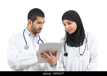 Arabo Saudita medici la diagnosi alla ricerca di una storia medica isolato su uno sfondo bianco Foto Stock