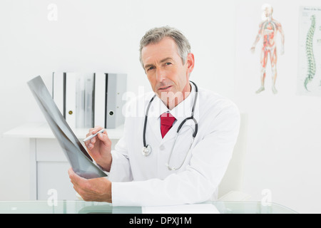 Fiducioso medico con raggi x foto di polmoni in office Foto Stock