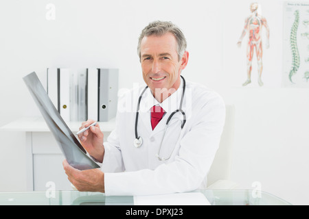 Medico sorridente con raggi x foto di polmoni in office Foto Stock